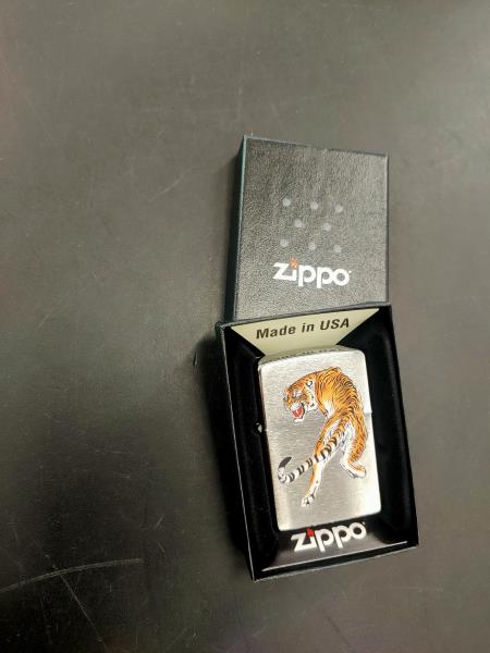 21A099 Accendino Zippo Tiger Climbin